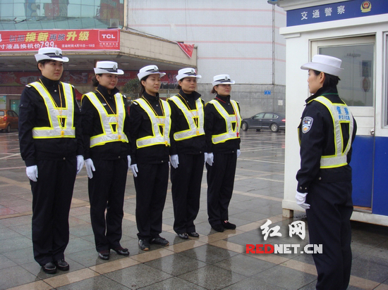 4月13日,由2名女交警和10名女协警组成的"女子执勤中队"亮相天元区