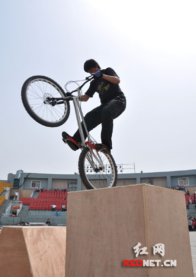 亲密接触小轮车弹跳龙 五一看高手挑战极限