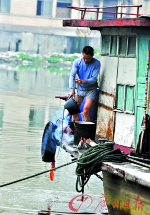 廢棄“水泥船”變身“住家船”堵塞河道隱患多多