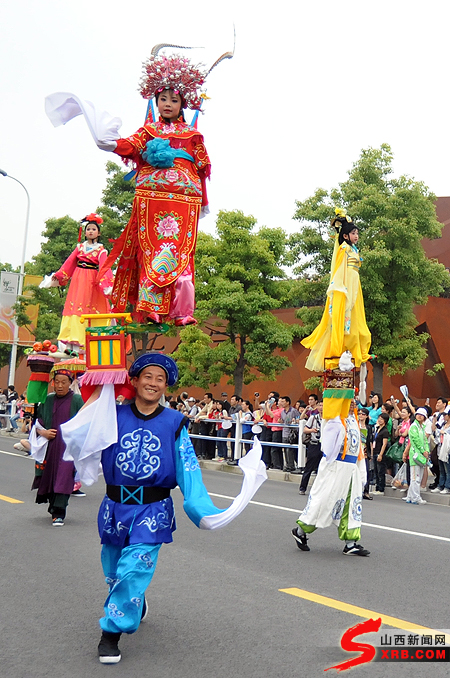 背棍舞翩翩 程刚/摄; 《火热山西》踩街巡游 博成路上演绎山西风情(图