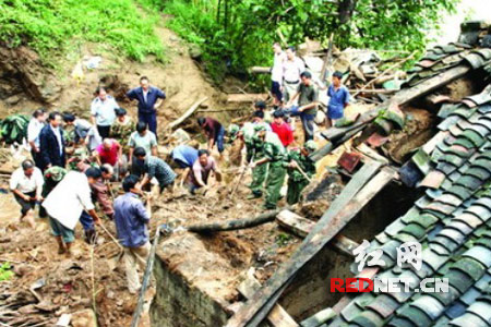 强降雨袭击 隆回县金石桥镇全力抗灾自救(图)