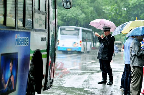 长沙交警顶风冒雨护高考组图