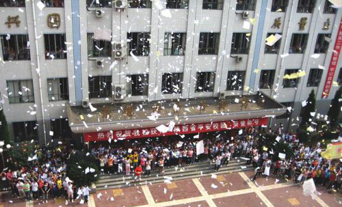 中学生高考后撕书场面_新闻中心_新浪网