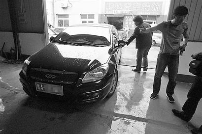 奇瑞A3车堵4S店维修车间大门