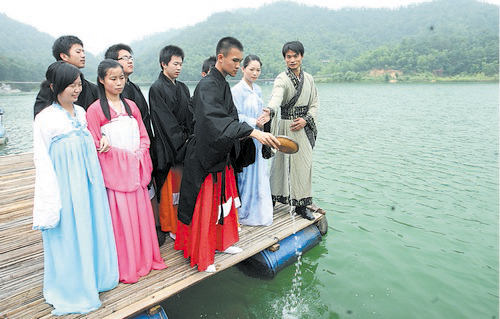 穿汉服临水吟诗祭屈原