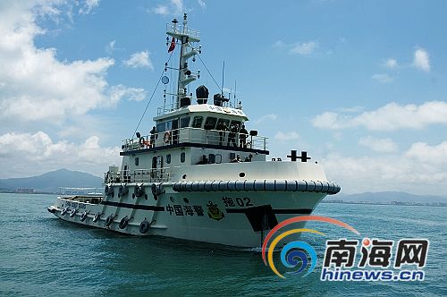 海警拖02船正在三亚港外海海域巡逻 (通讯员石磊摄)