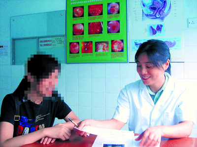 看着患者康复后的检查报告单,武警湖南省总队医院妇产科主任刘芳