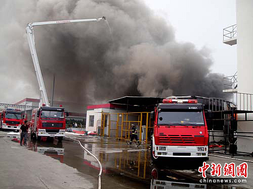 图:江苏泰州LG公司仓库着火 无人员受伤
