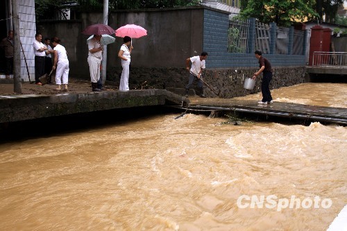 南方连遭11轮强降雨袭击 江西受灾远胜98年大洪水