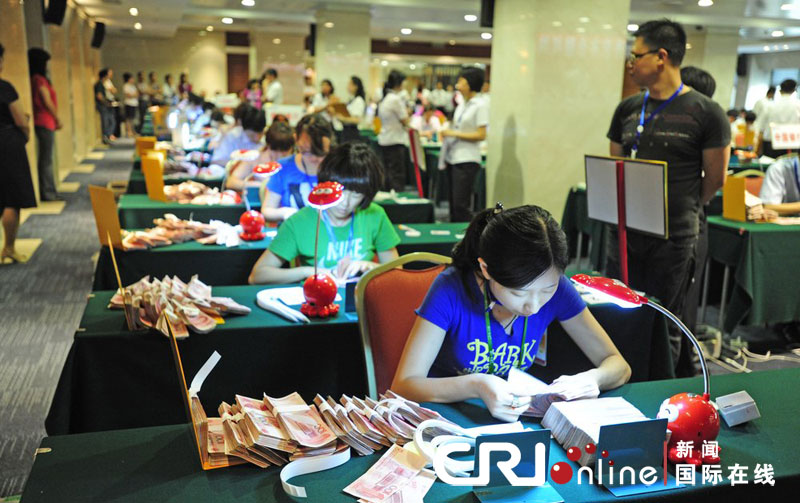 南京银行业举行金融机构点钞比赛 108名选手激