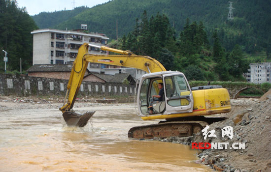 洪水过后淤泥堆积 桂东县城河段<em>河道</em>全面<em>清淤</em>