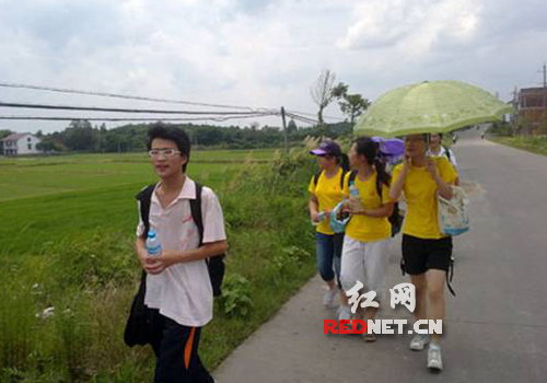 湖南师大大学生赴攸县新市暑期社会实践队昨日