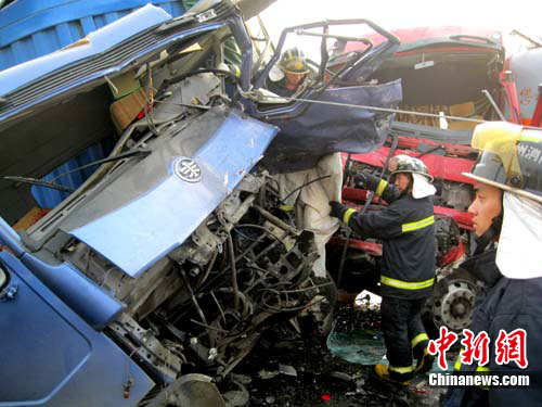 图:328国道江苏泰州段发生汽车爆胎相撞事故