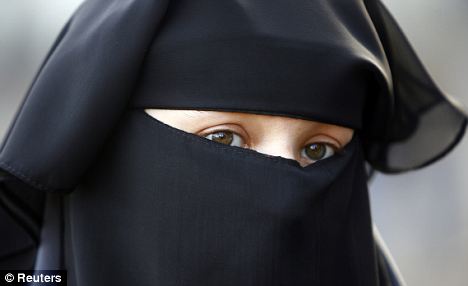 基地二号人物号召穆斯林女性反抗禁穿罩袍法案