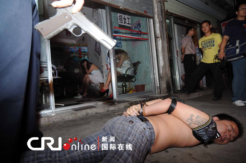 南宁警方夜查 问题<em>发廊</em> 搜出仿真枪大砍刀(高清
