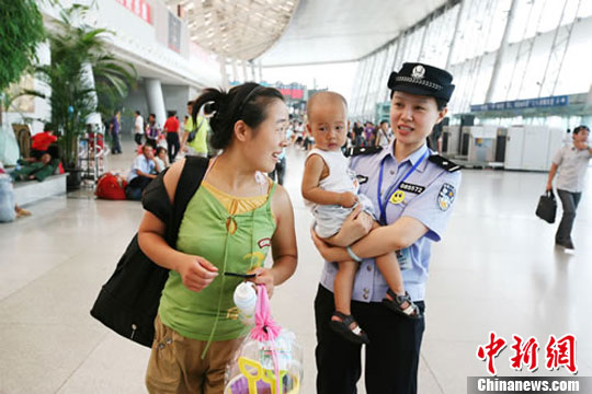 南京火车站派出所设立女警流动服务岗