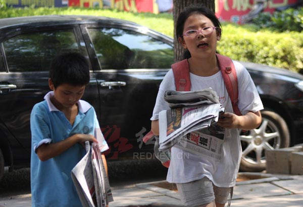 湖南娄底一小学生卖1517份报纸成卖报"大王(图)