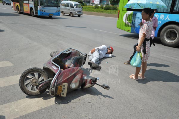 长沙街拍:小车撞倒电动车(图)