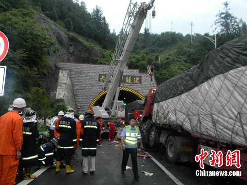 图：沪渝高速多车相撞事故致3人死亡