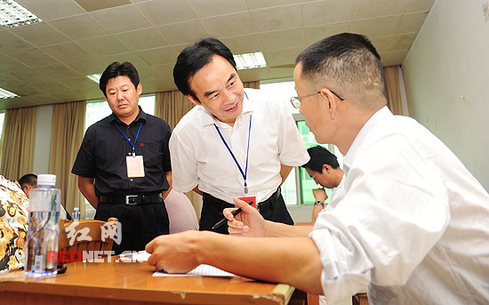 (湖南省委组织部副部长李宗文(中)到考场巡视.