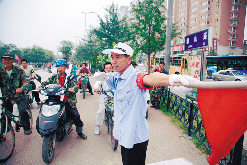 退休第一天他在"李栓良岗"协勤