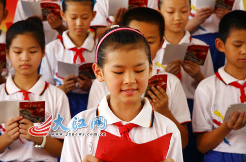南昌:小学生朗诵《弟子规》献礼教师节(图)