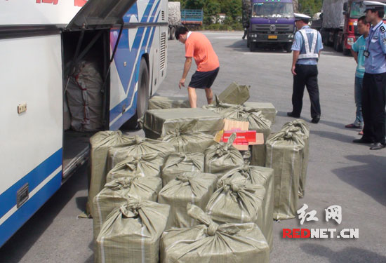 1800条红双喜藏行李箱 大客车非法运输被查