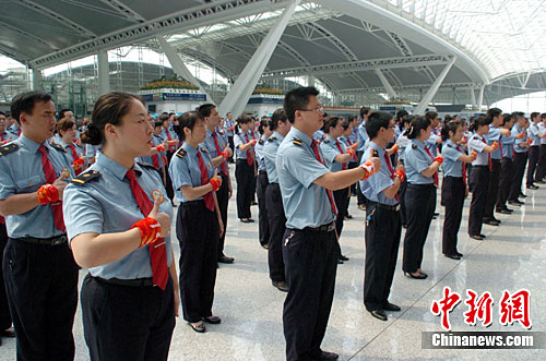 图:广州铁路员工宣誓服务广州亚运会