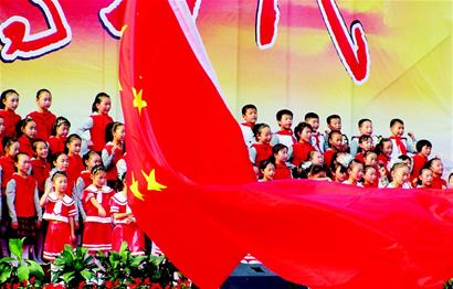 图文:十堰市郧县新区小学五年级学生正在演唱