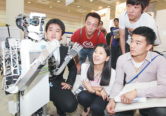 情感机器人亮相韩国IT招聘会