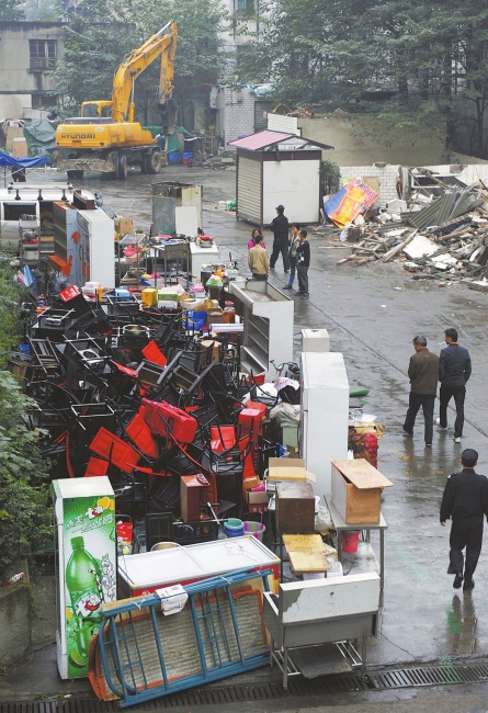 罗马假日广场10年违建群3小时拆除