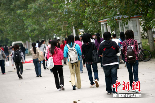 大学生上课必须背书包?校方:提醒学生身份 大学生上课必须背书包?校方:提醒学生身份