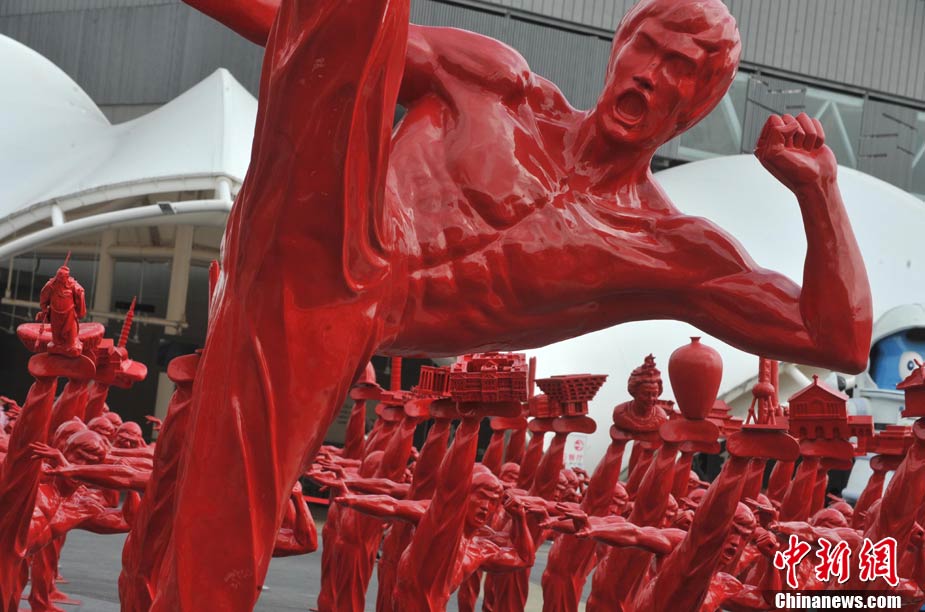 红色李小龙功夫系列雕塑在世博园展示（高清组图）