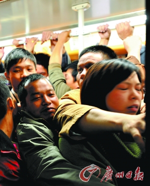 > 正文     11月4日,广州地铁车厢内拥挤不堪.