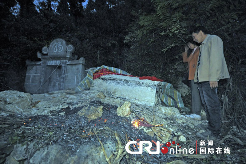 重庆云阳老翁下葬1年后惨遭挖坟棺木丢弃荒野(高清组图)