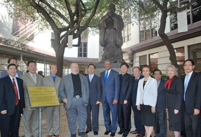 美国休斯敦社区大学获赠孔子像 将推介中华文