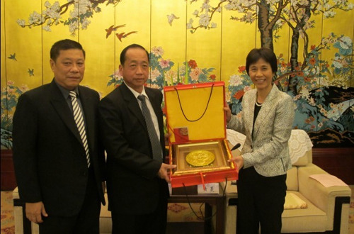 厦门市副市长黄菱与麻坡福建会馆会长林声宏互赠纪念品