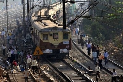 印度火车上乘客吵架 将5岁女孩扔下行驶中火车