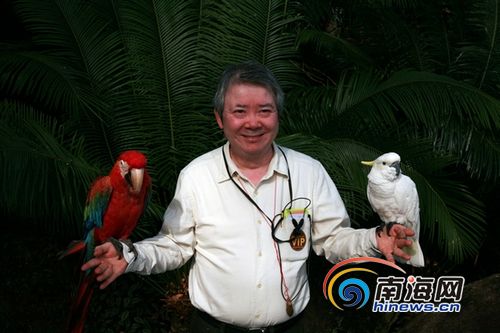 香港著名导演文隽乐游海南呀诺达热带雨林景区