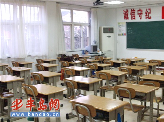 榉园小学扩招硬件跟不上 学生轮流坐阴暗教室