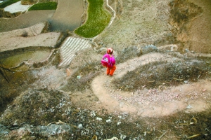 志愿者讲课 孩子送糖果感谢