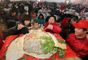 大年除夕,大兴区留民营村"千人饺子宴"热闹举行,全村男女老少欢聚一堂