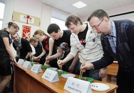推介中国文化 俄罗斯孔子学院举办汉语学子冬
