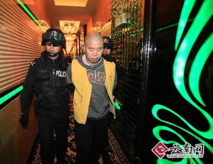 云南黑老大持《刑法释义》混天下 组织小弟学