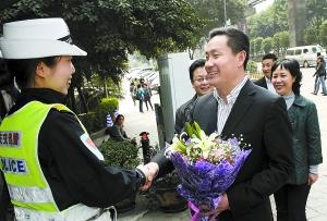 九龙坡区委书记向女交巡警献鲜花