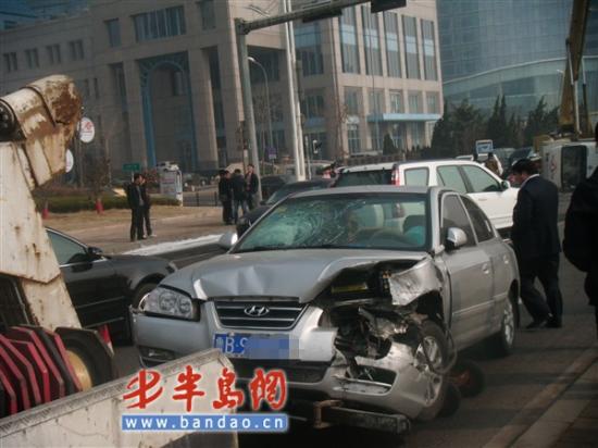 ������·����һ�𳵻�������ײ180�����෭