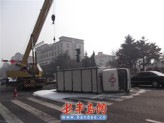 ������·����һ�𳵻�������ײ180�����෭