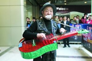 《中国达人秀》重庆海选 打铁匠弹自制土吉他
