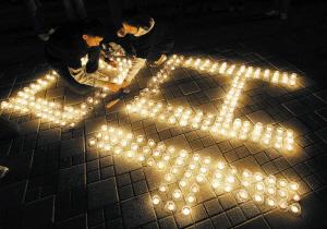 韩国市民用蜡烛摆出"夜晚"的图案.路透社发