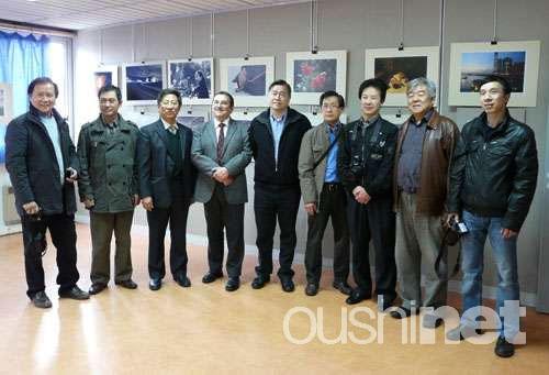 ����ý�Ļ����ľٰ�Ӱչ������Ӱ�һ�������˲��